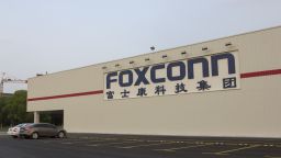 Фокскон възобновява производството в Китай, но очаква по-слаби приходи
