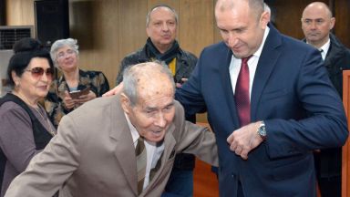 Въздушен ас от Русенско получи почетен знак на президента (снимки)