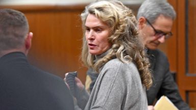 Жената на Васил Божков Елена Динева излиза от ареста