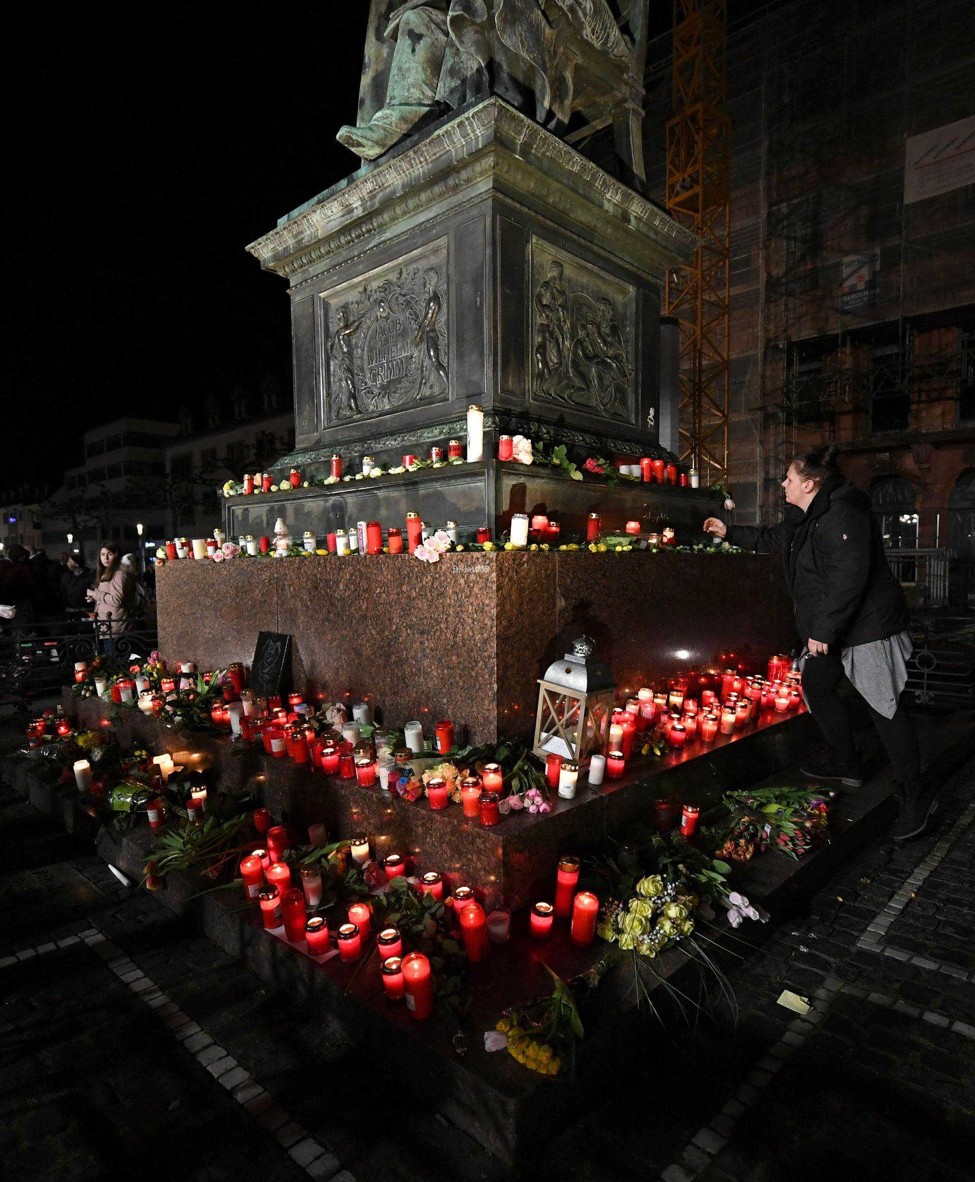 Хората палеха свещи и оставяха цветя и послания в мълчание пред Бранденбургската врата в Берлин, Франкфурт и в самия Ханау