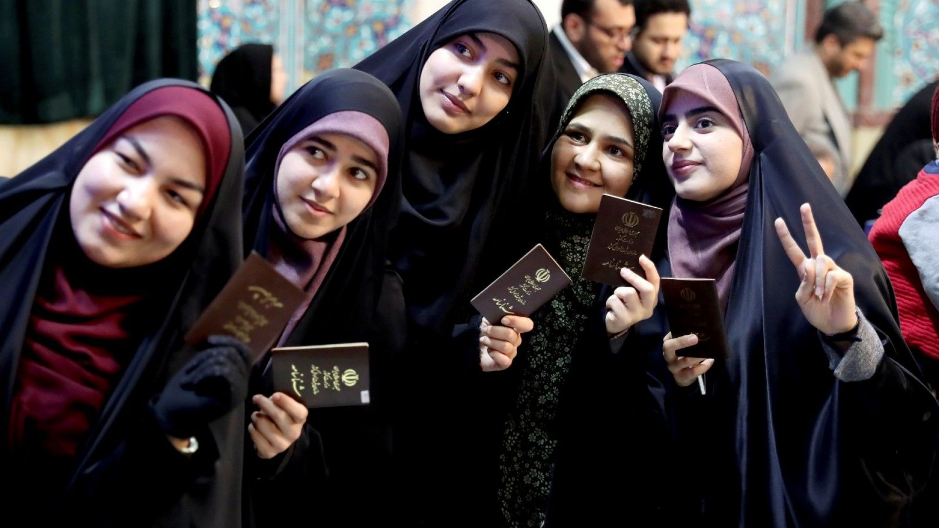 Хардлайнерите се очаква да спечелят: ще изпълнят ли иранците религиозния си дълг да гласуват?