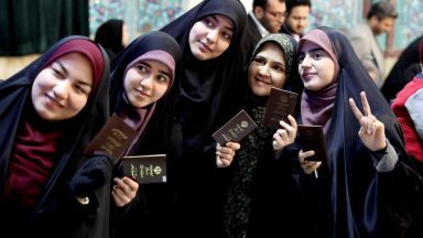 Стотици иранки от различни училища са станали обект на неуспешни