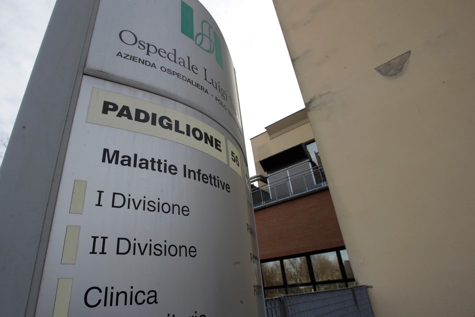 Болницата за инфекциозни заболявания Луиджи Сако в Милано, където са настанени тримата новозаразени от новия вирус