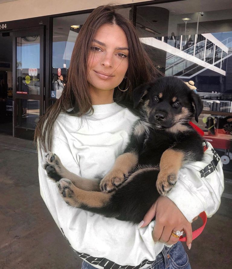Емили Ратайковски с кучето си Коломбо