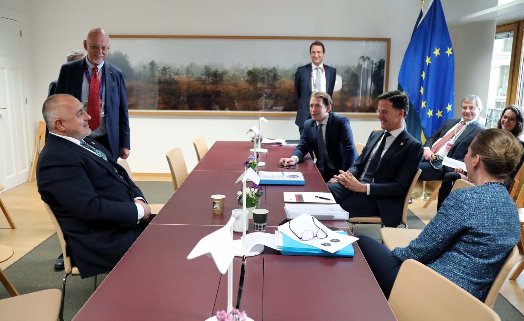 Бойко Борисов от едната страна на масата - от другата са  премиерите Мете Фредериксен, Стефан Льовен, Марк Рюте и канцлера Себастиан Курц