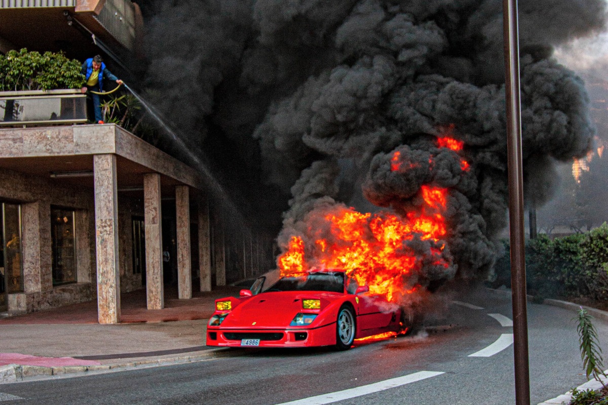 Рядко Ferrari изгоря в Монако (видео)