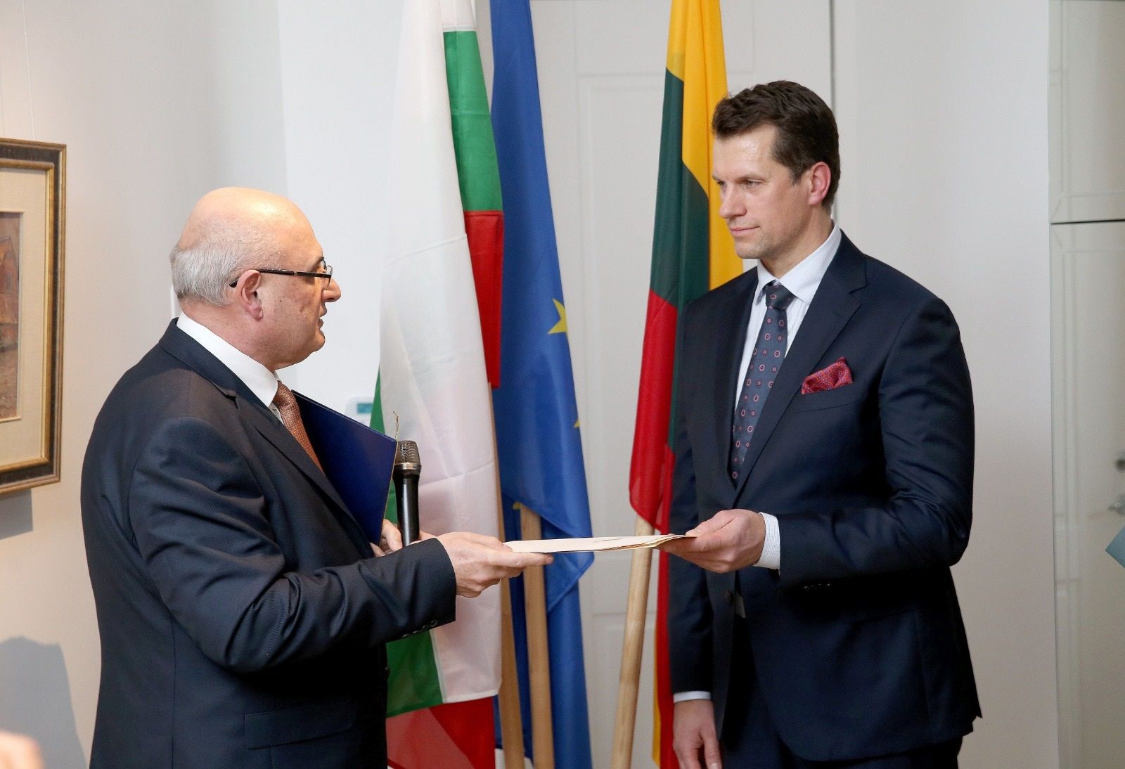Българският посланик в Полша, акредитиран и за Република Литва, Емил Ялнъзов (вляво) връчи на Лауринас Йонушаускас консулския патент