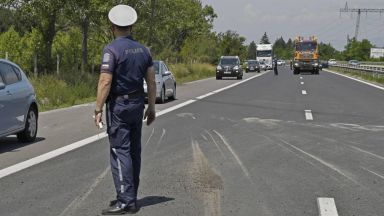 18 месечно бебе е със счупени две крачета след като 19 годишна