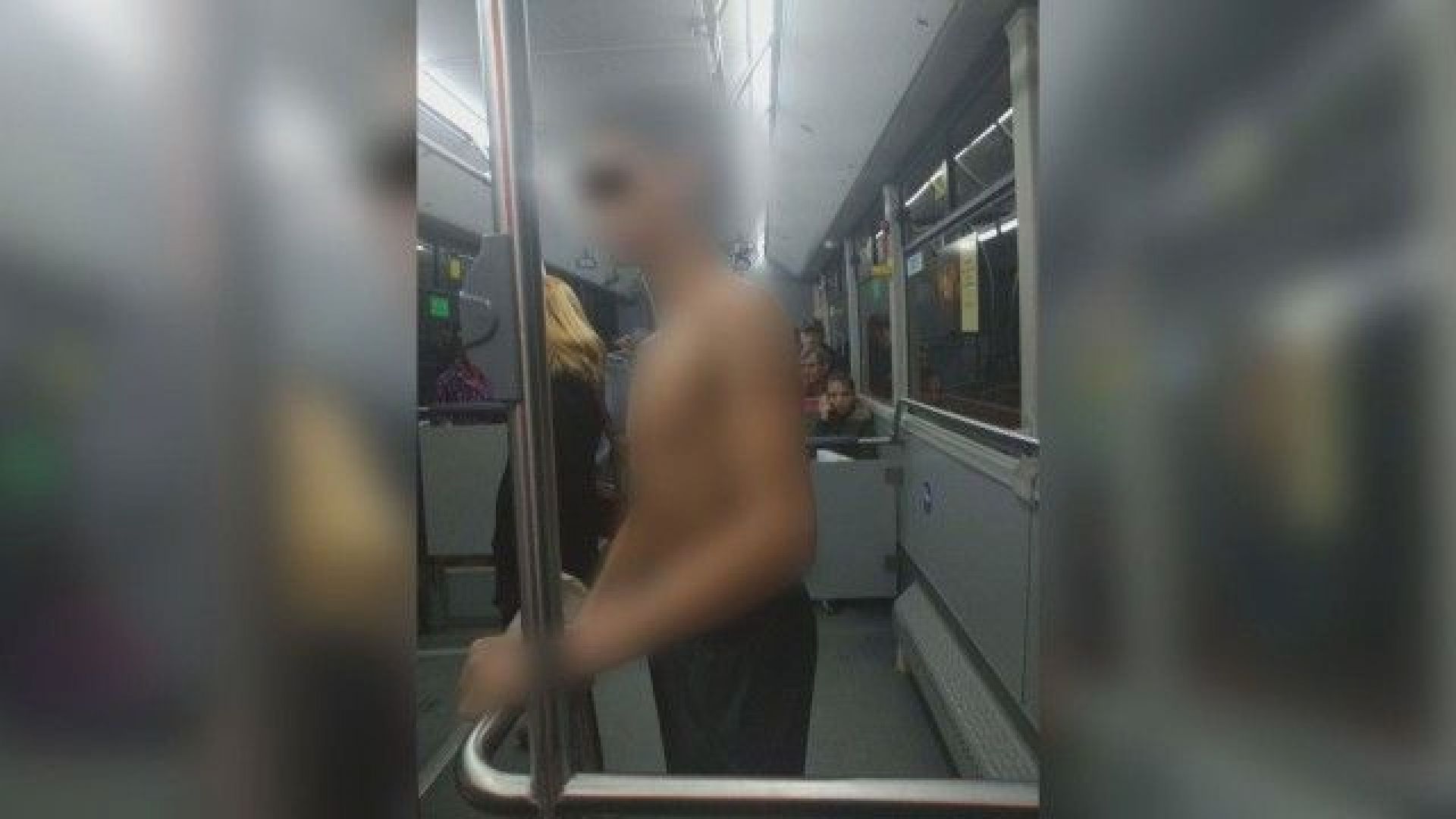 Нападнатото в автобус момче: Извиках за помощ, никой не ми обърна внимание