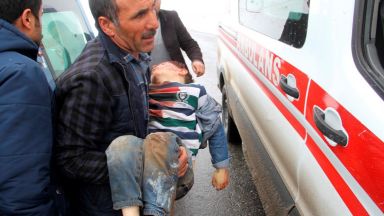 Най-малко осем човека са загинали в Турция в резултат от земетресение на границата с Иран