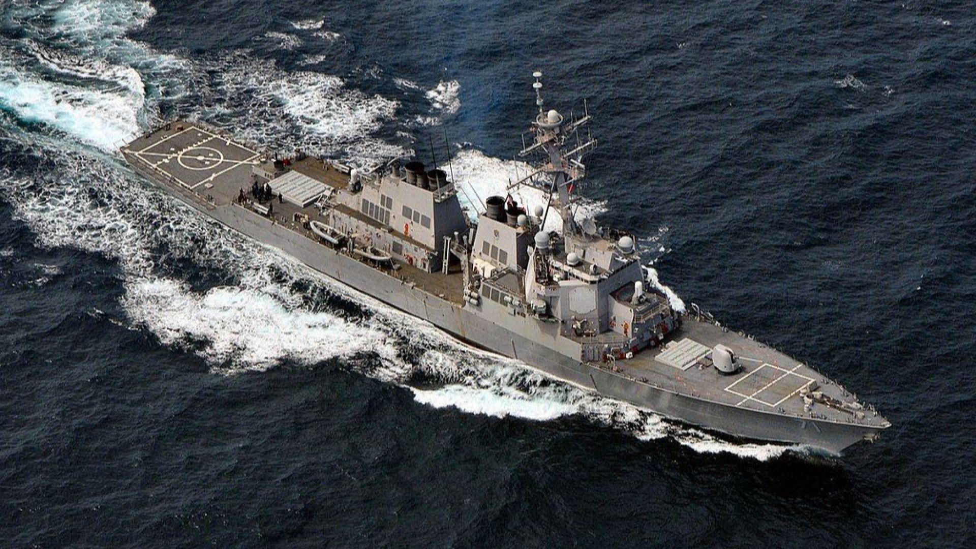 Американски ракетен кораб влезе в Черно море, руският флот го следи