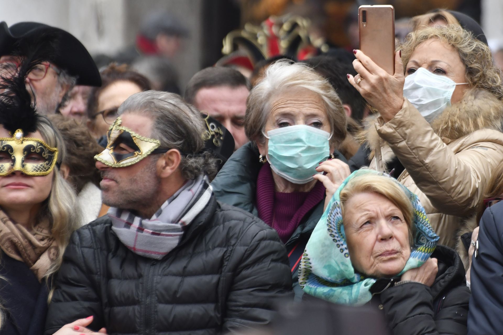 На карнавала във Венеция този февруари. Вирусът "заобикаля" маската, но е добре ако вече заразен човек я носи, за да не застраши околните 
