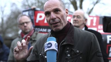 Нападнаха и биха бившия финансов министър на Гърция Янис Варуфакис