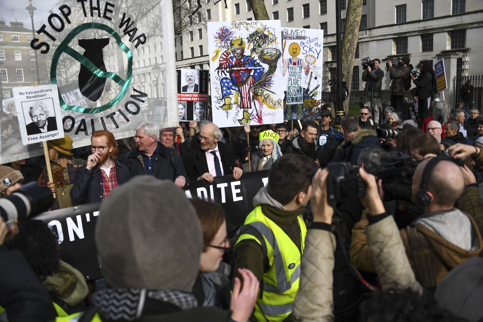 Протести в защита на Асандж в Лондон