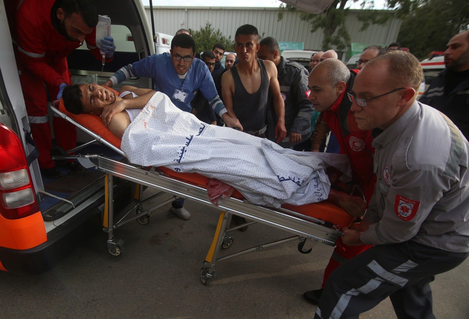 Раненият от израелската армия палестински боец, поставял взривно устройство край граничната ограда в Газа