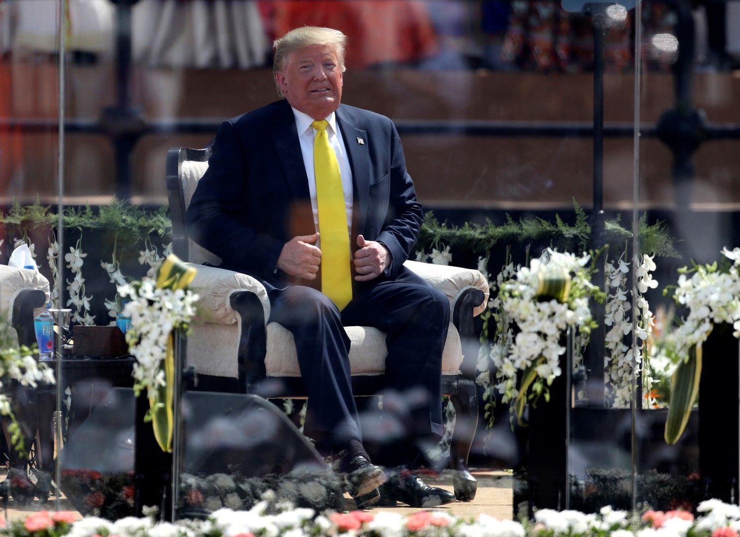 Доналд Тръмп сяда на мястото си на стадион Сардар Пател в  Ахмедабад по време на официалното му посрещане в Индия