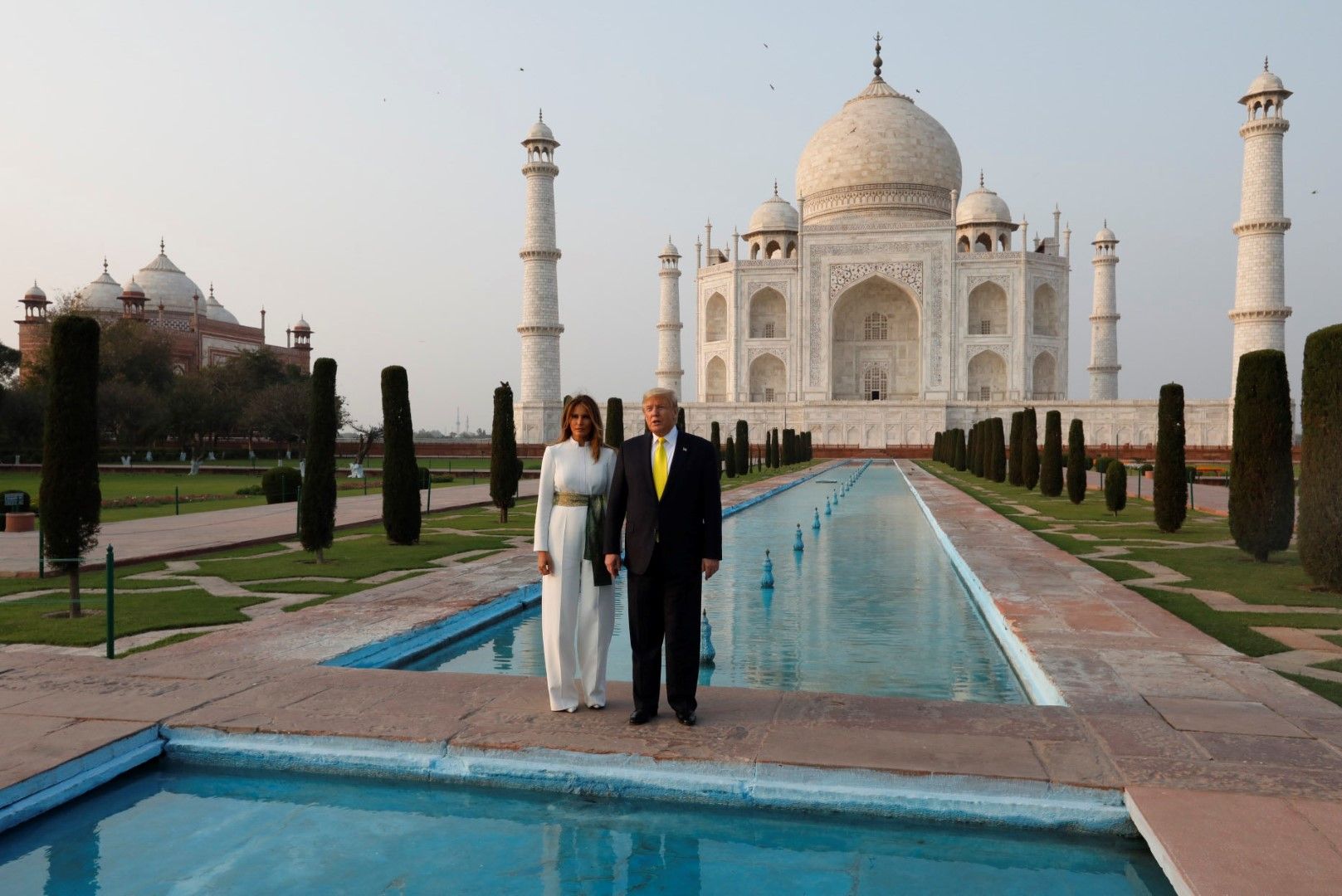 Доналд и Мелания Тръмп посетиха монумента Тадж Махал в Агра