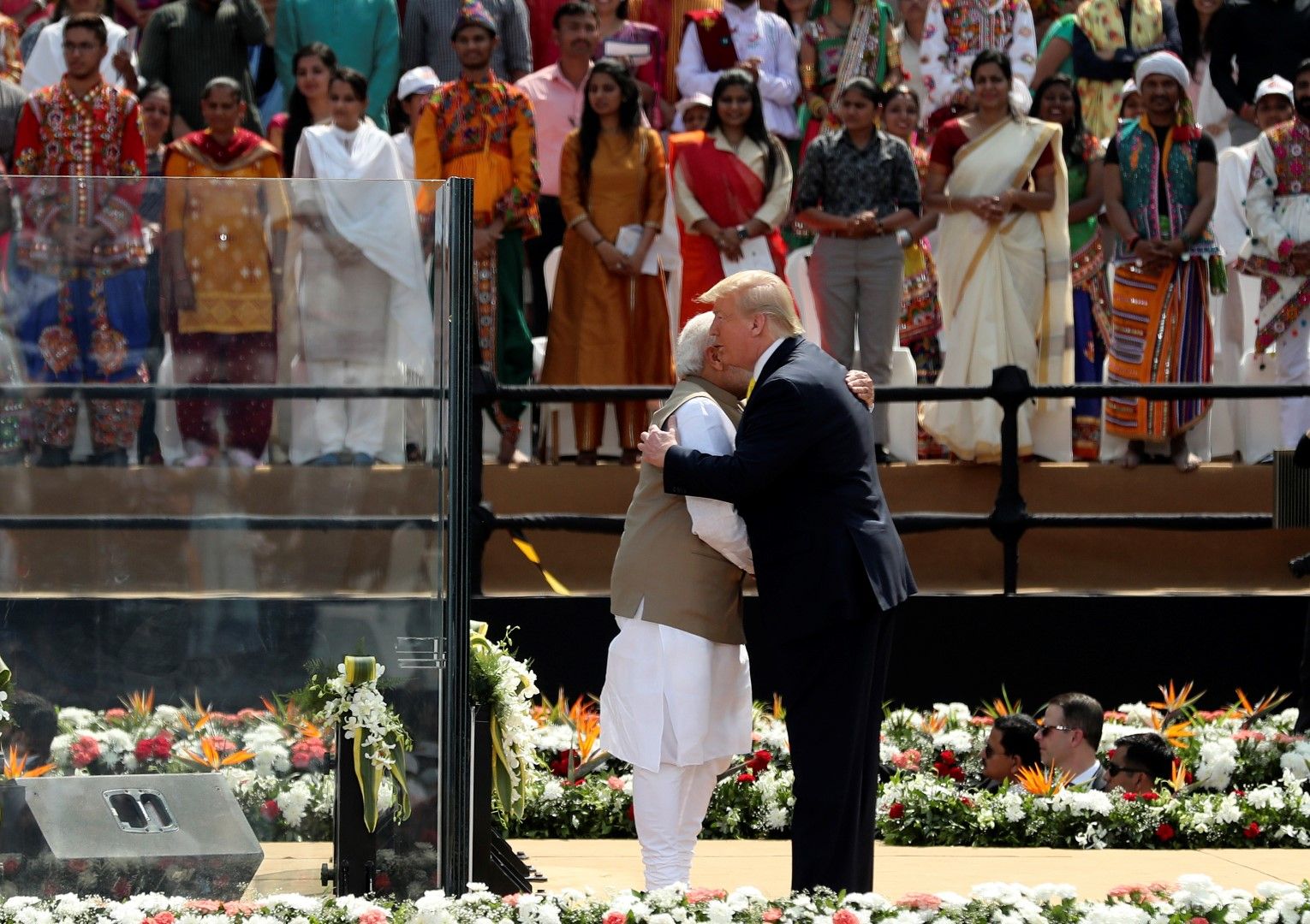 Доналд Тръмп и Нарендра Моди в прегръдка на стадион Сардар Пател в Ахмедабад по време на официалното посрещане на американския президент в Индия
