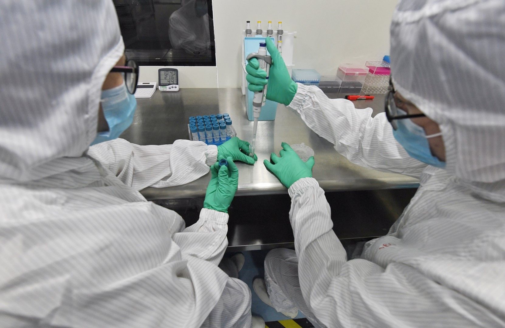 България взима необходимите мерки срещу разпространение на вируса у нас, каза по-рано здравният министър Кирил Ананиев. На снимката: Китайски специализиран екип от биотехнологична компания прави тестове за разграничение на 6 респираторни вируса, сред тях 