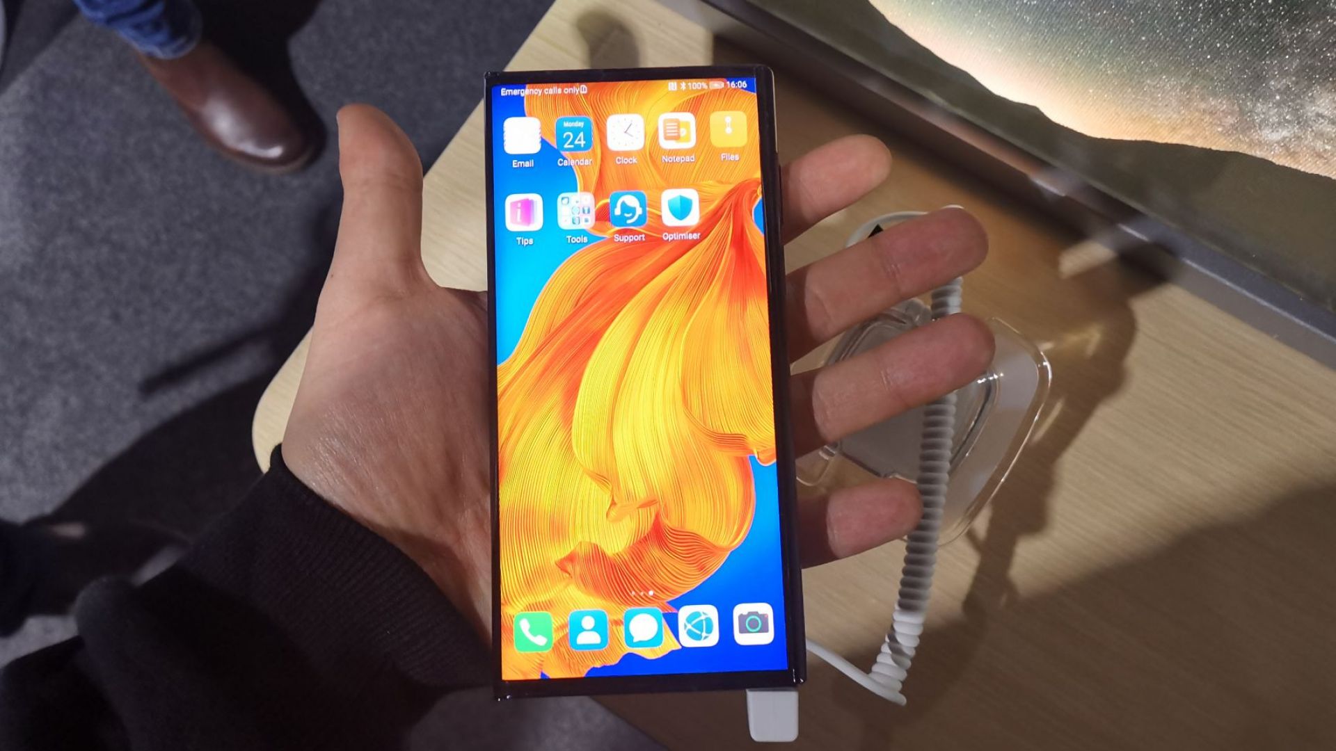 Huawei представи нов революционен сгъваем телефон