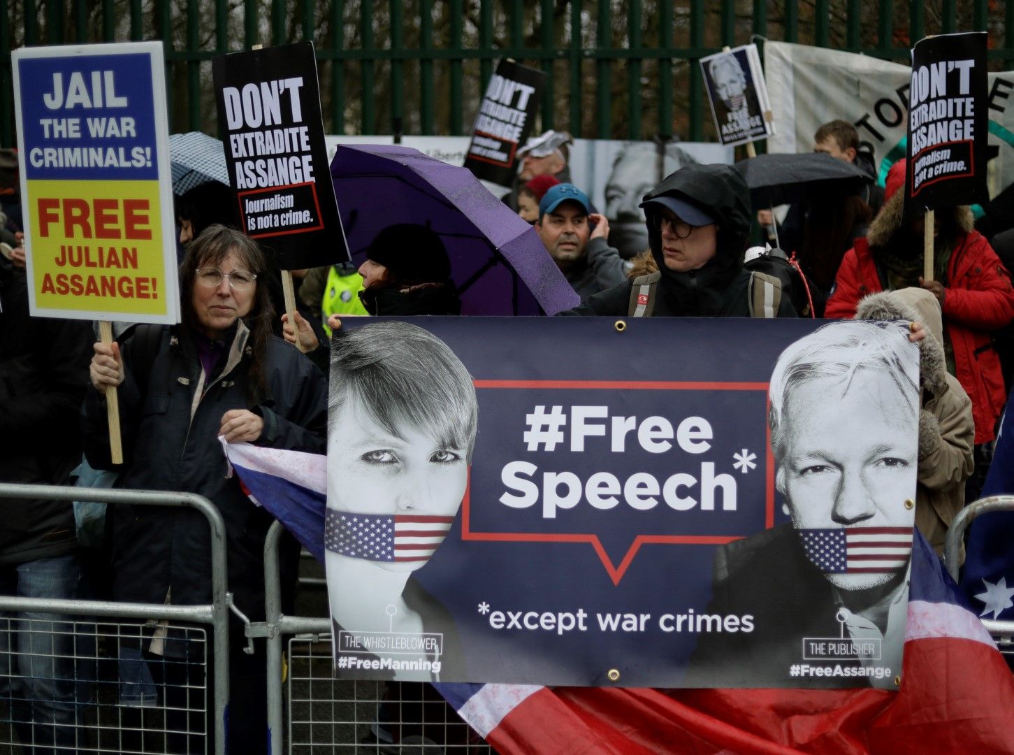 Протест в защита на основателя на Уикилийкс Джулиан Асандж пред съда, който гледа искането на САЩ за неговата екстрадиция