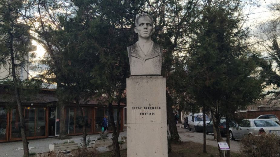 Общинският съвет в Пазарджик ще решава дали да бъде премахнат паметника на Петър Абаджиев, който се намира в центъра на града