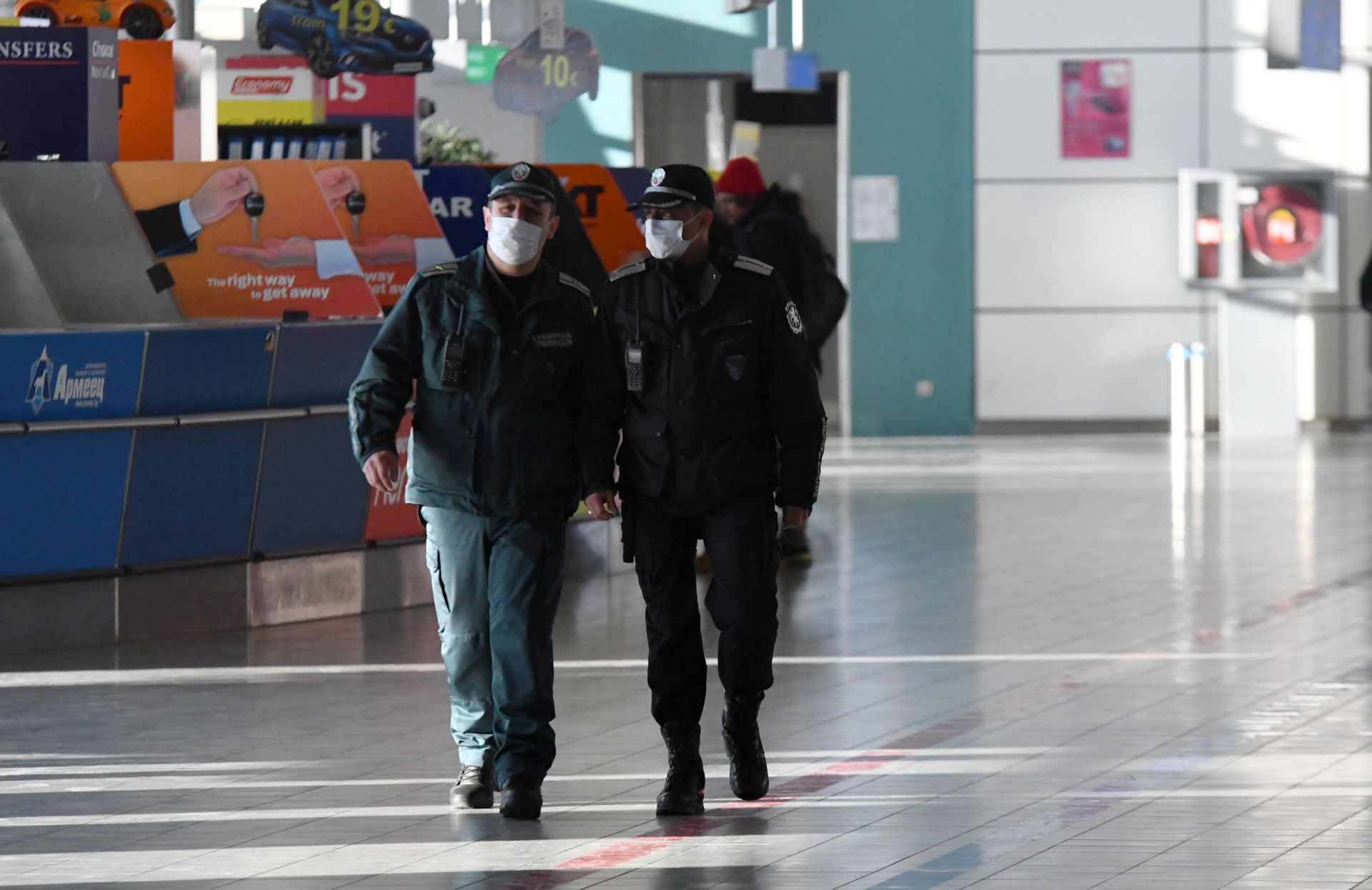 Полицаи на летище София
