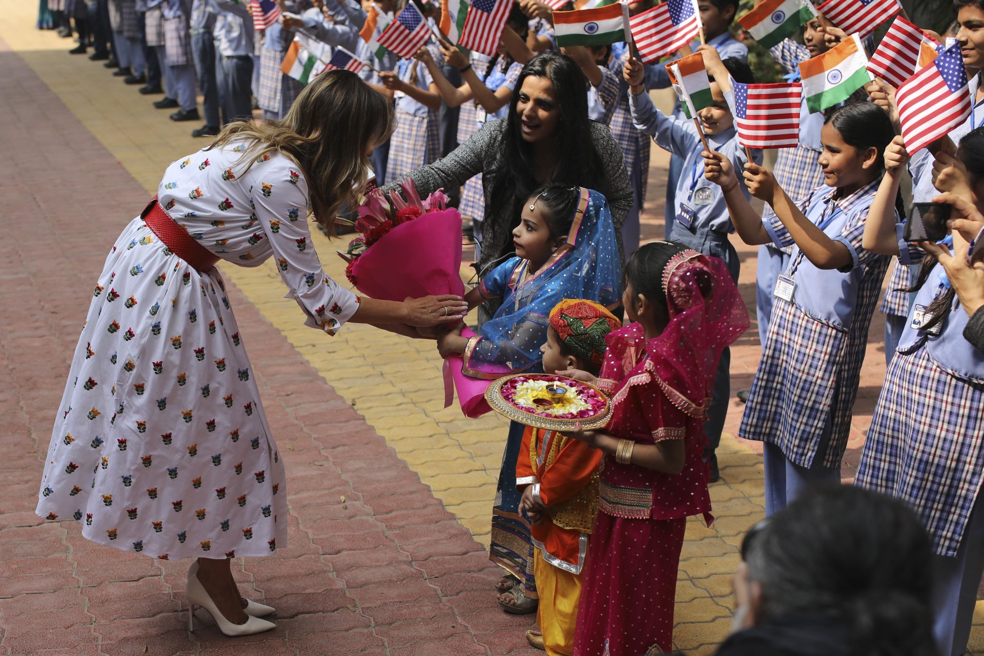 Мелания Тръм получи цветя от индийски деца