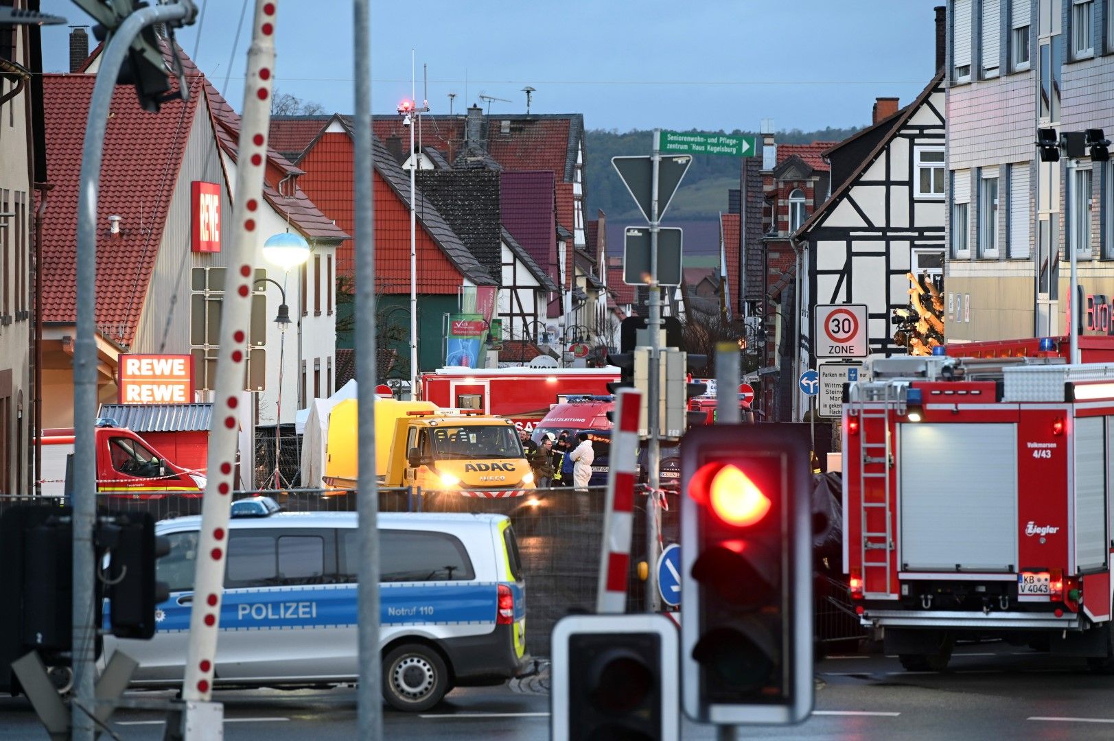 Автомобили за спешна помощ, на полицията и противопожарните служби са на местопроизшествието, ден след като мъж се вряза в карнавален парад в германския град Фолкмарсен