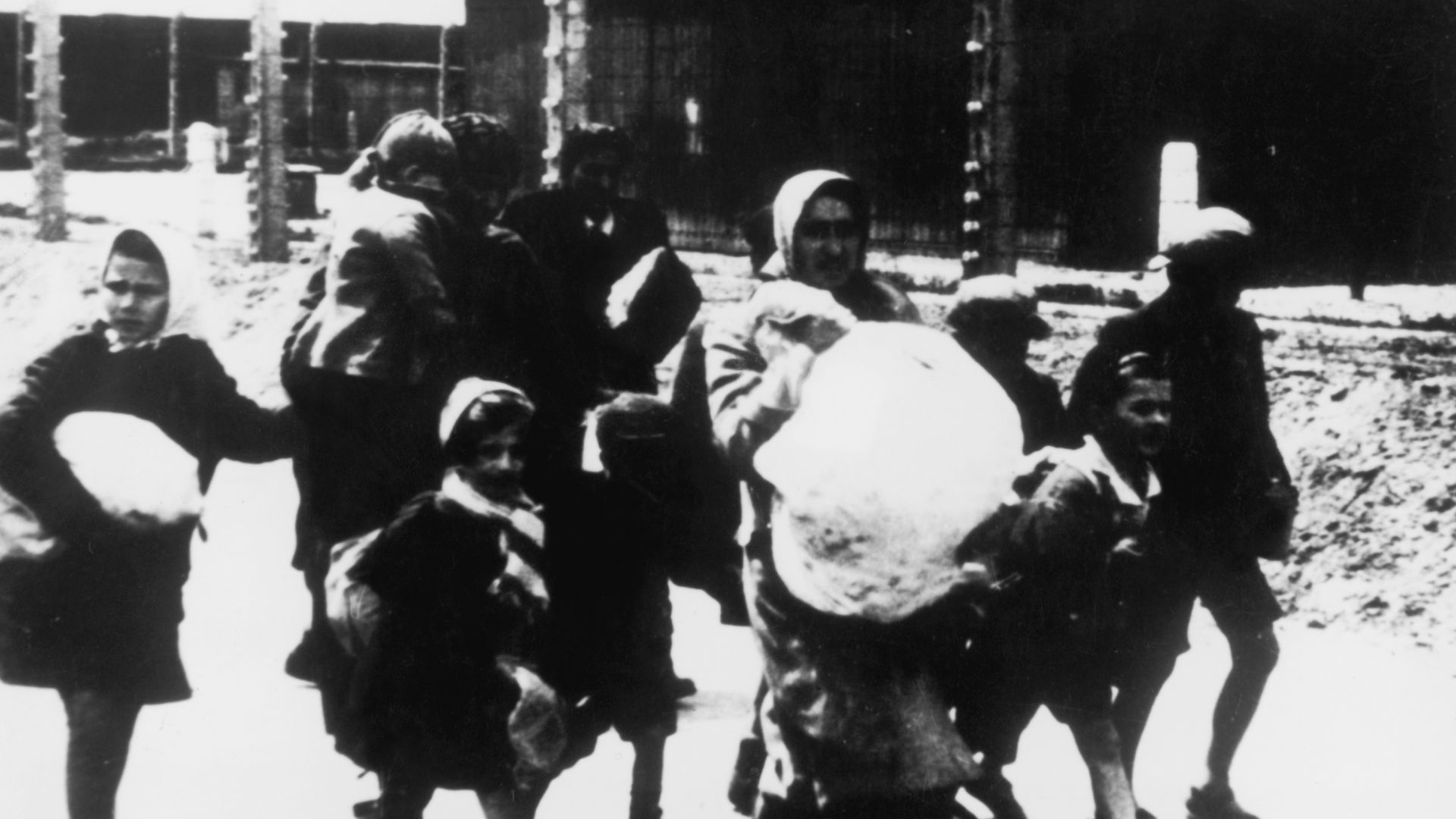 Майчина любов в Аушвиц: Арийката Хелене влезе доброволно в газовата камера с 5-те си деца