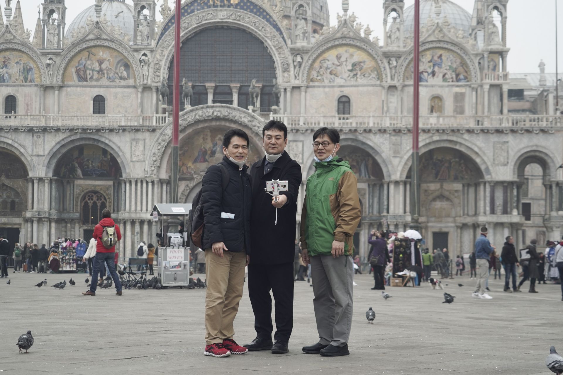 Туристи с защитни маски на площад Сан Марко във Венеция