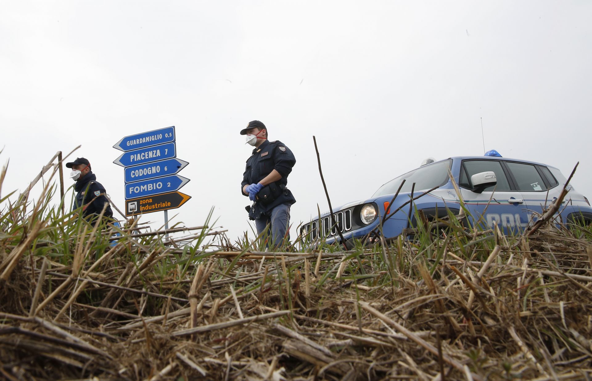 Полицията контролира контролно-пропускателните пунктове около карантинните градове в северната част на Италия