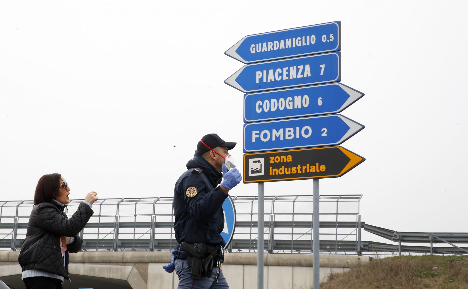 Полицията контролира контролно-пропускателните пунктове около карантинните градове в северната част на Италия
