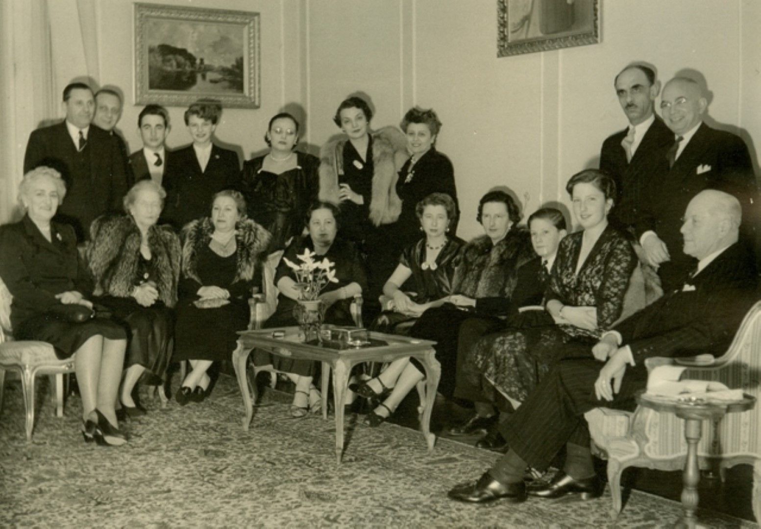 Йоанна Савойска в Потругалия ( четвъртата от дясно на ляво)