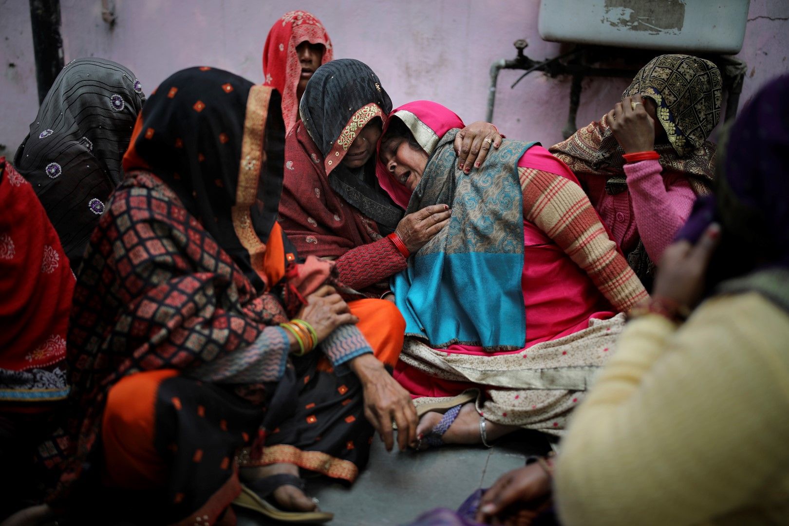 Мюсюлманки оплакват смъртта на свой близък, убит при сблъсъците между хиндуисти и мюсюлмани в Делхи