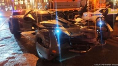 Паяк вдигна Батмобил в центъра на Москва