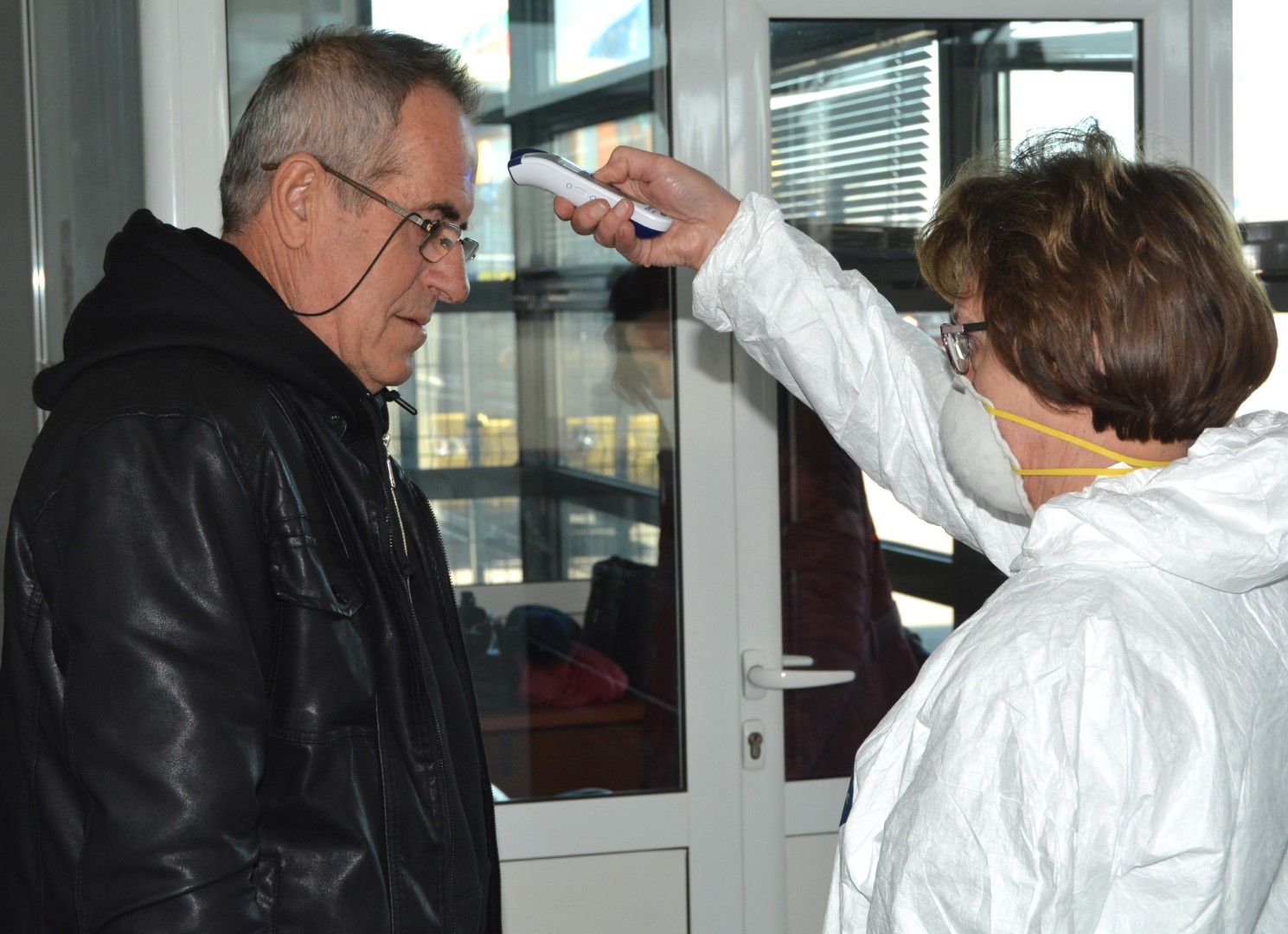 На ГКПП-Капитан Андреево медици замерват температурата на пристигащите в страната хора от Турция, 25 февруари