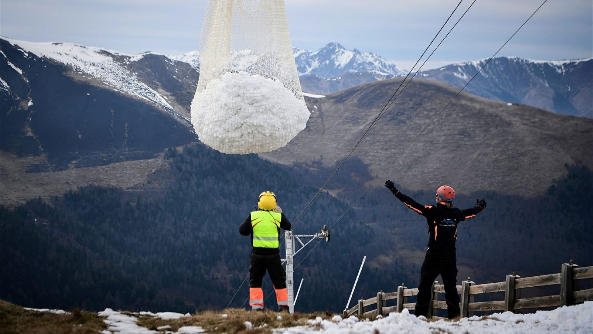 Сняг от хеликоптер спасява курортите във Френските Алпи
