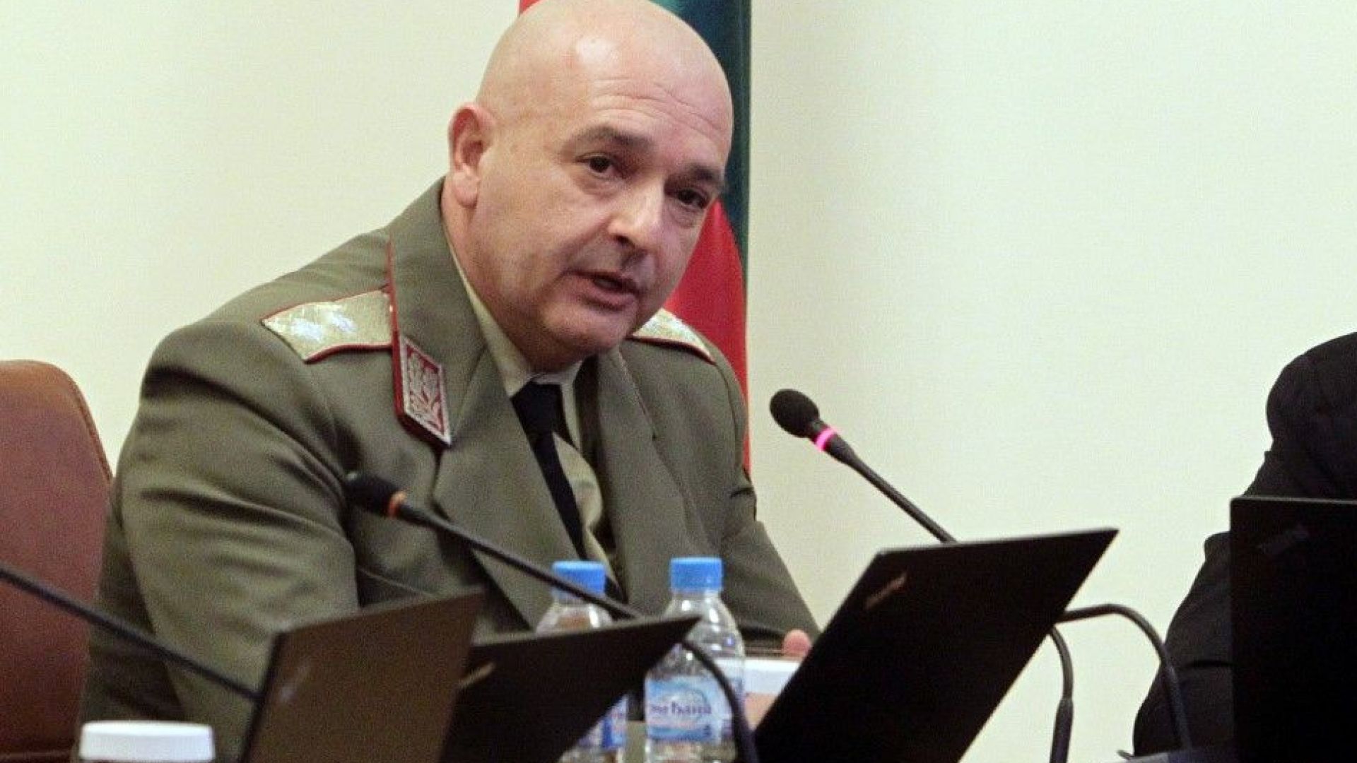 Четиринайсет души са настанени във Военна болница с клиника за