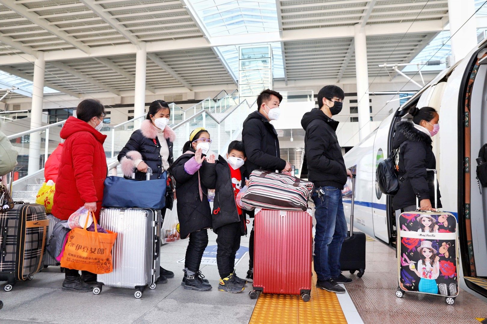 От Пекин тръгва специален влак, който превозва работници заедно с техните семейства