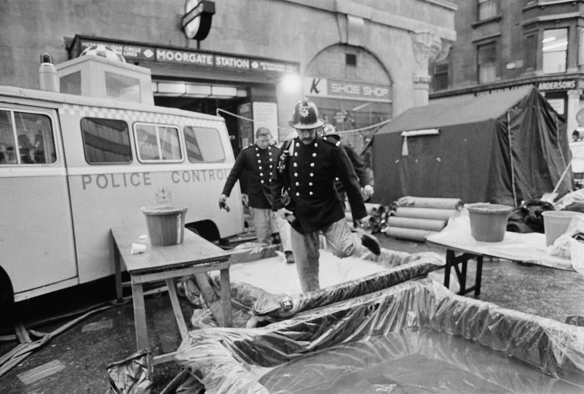 43 жертви: Най-страшната катастрофа в лондонското метро. Самоубил ли сe е машинистът? | dnes.dir.bg