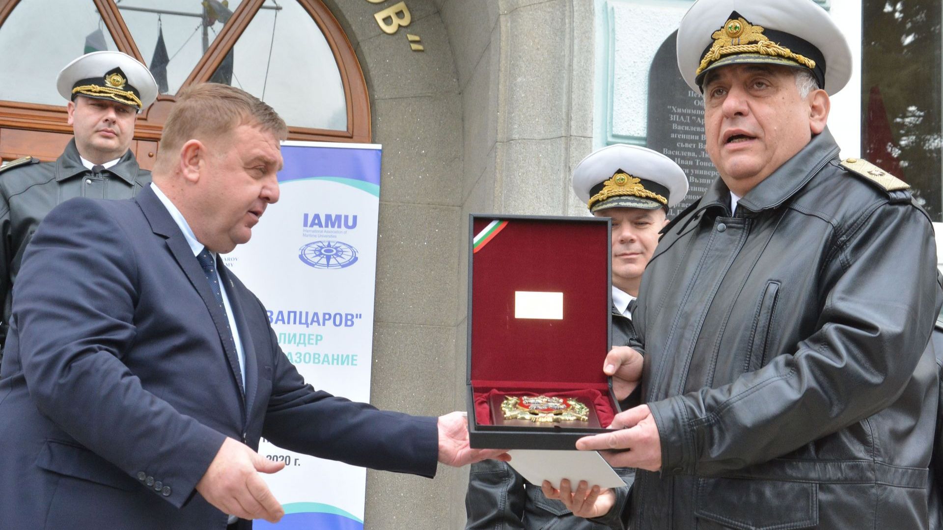 Каракачанов: Договорът за строеж на нови кораби за ВМС може да бъде сключен до август