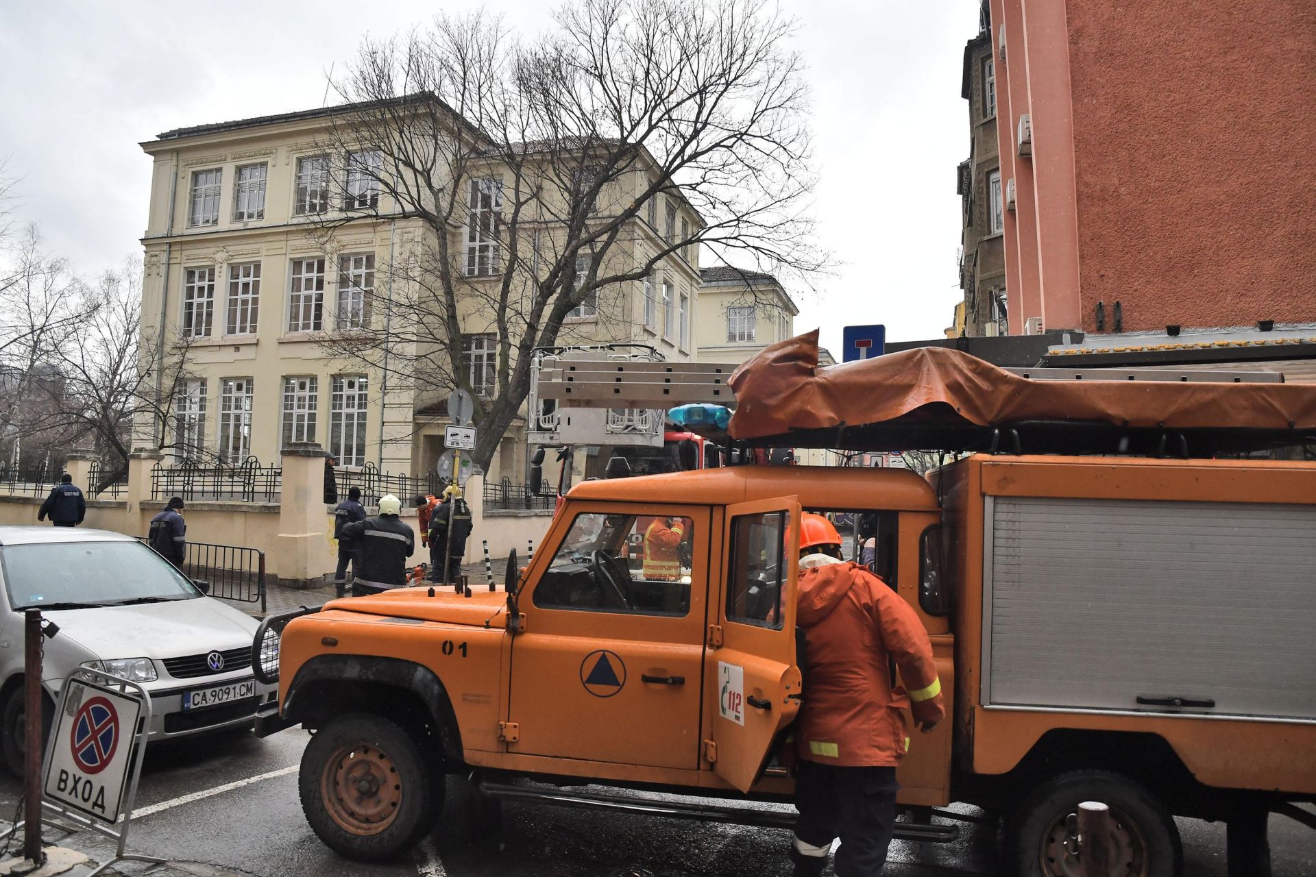 Пожарникари обезопасиха района около дървото в центъра на София