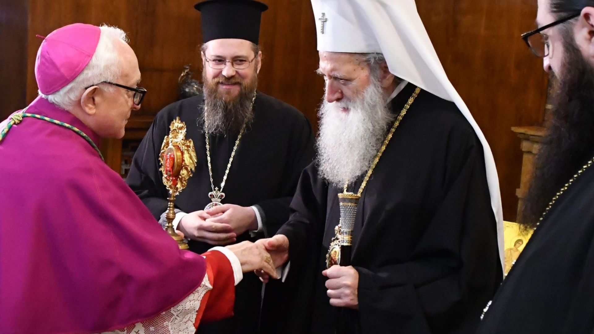 Патриарх Неофит получи изпратените от Папа Франциск мощи на двама