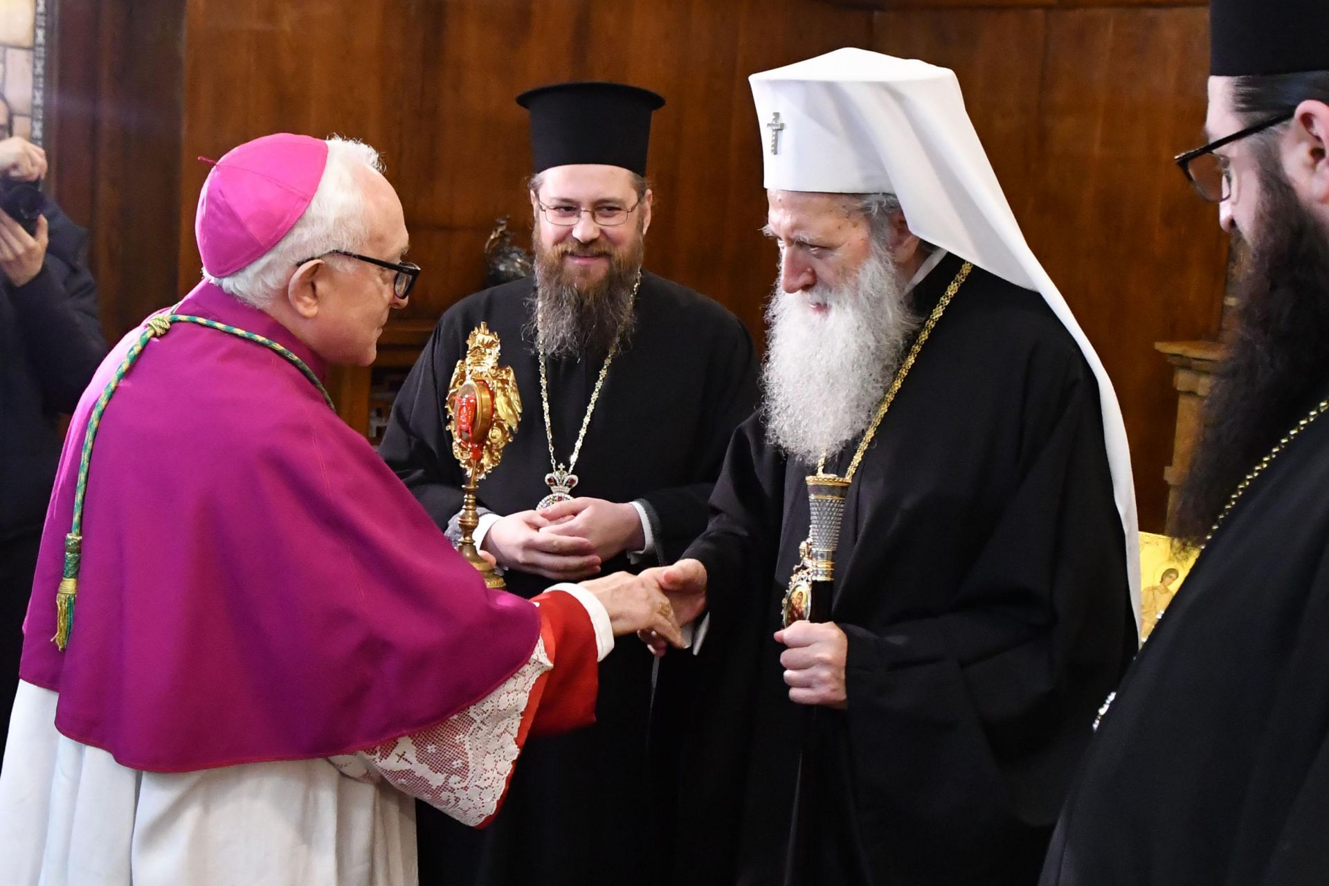 Апостолическият нунций Анселмо Гуидо Пекорари връчва на патриарх Неофит мощите на свети Климент 