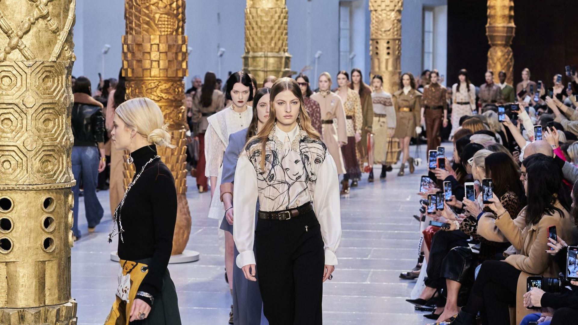 Модна къща Chloe не изневерява на стила си на Седмица на модата в Париж