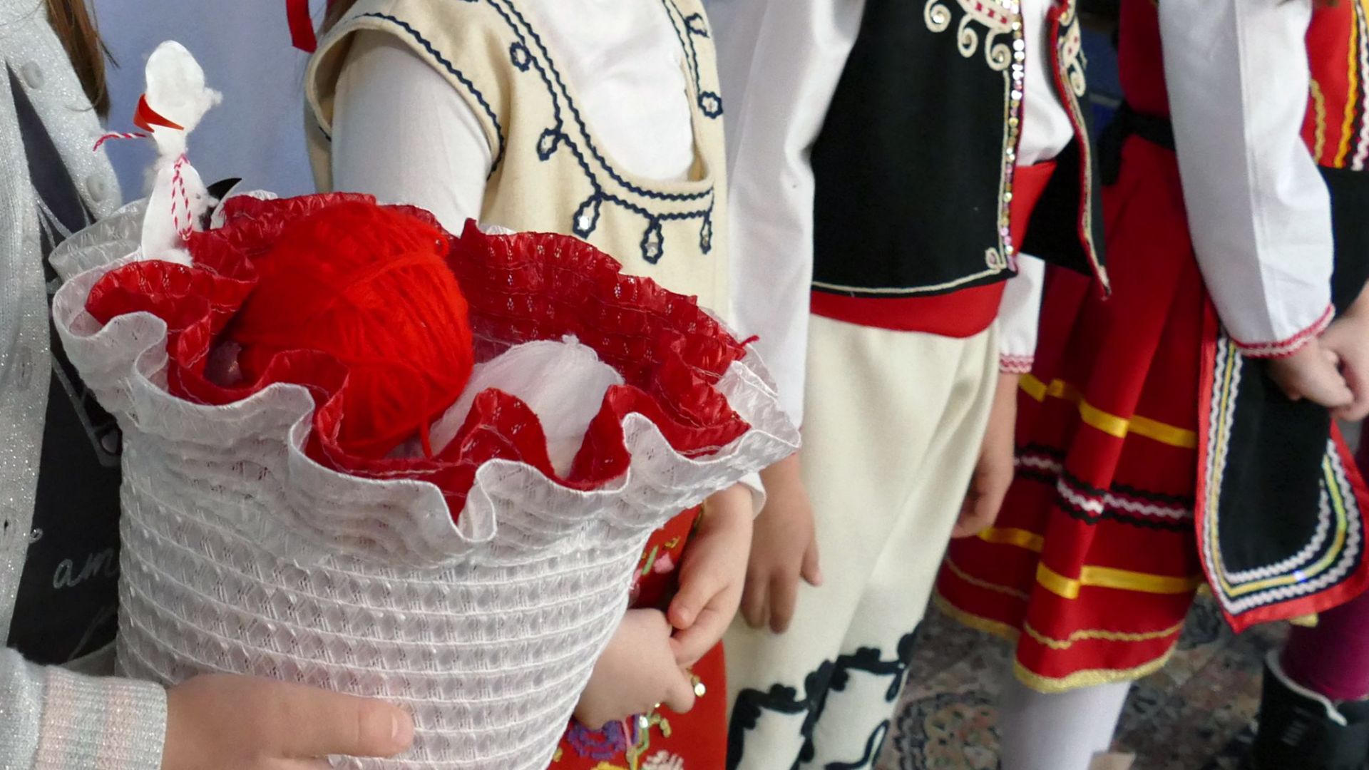 Пролетните празници и обичаи започват с месец март когато цялата