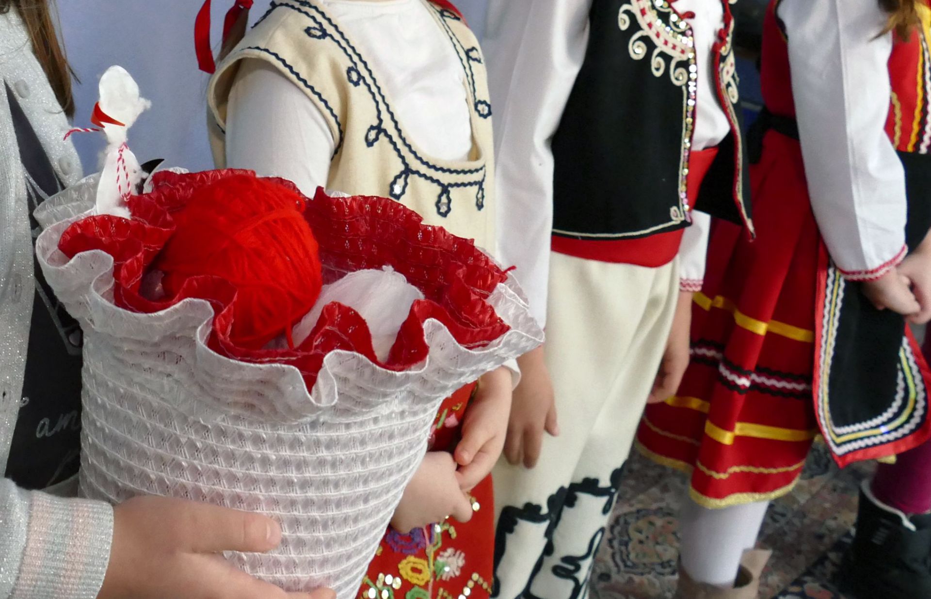 Благотворителна работилничка "Веселата мартеница" в Етнографската къща-музей в Асеновград