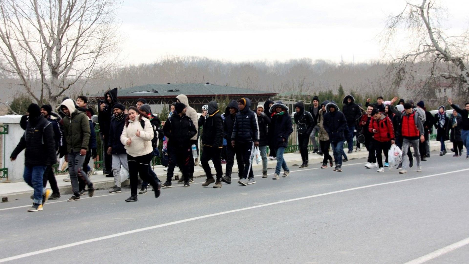 Стотици мигранти пристигат в Одрин, където се пресичат границите на