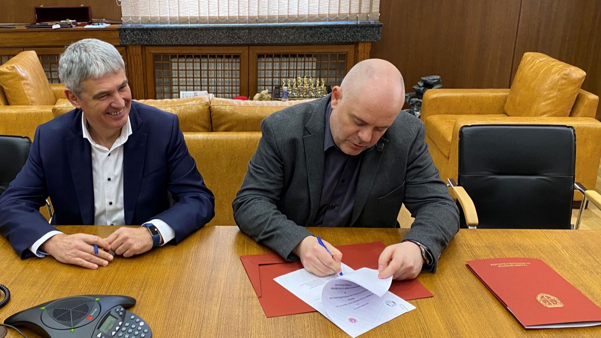 Главният прокурор Иван Гешев подписа с лидера на Конфедерацията на